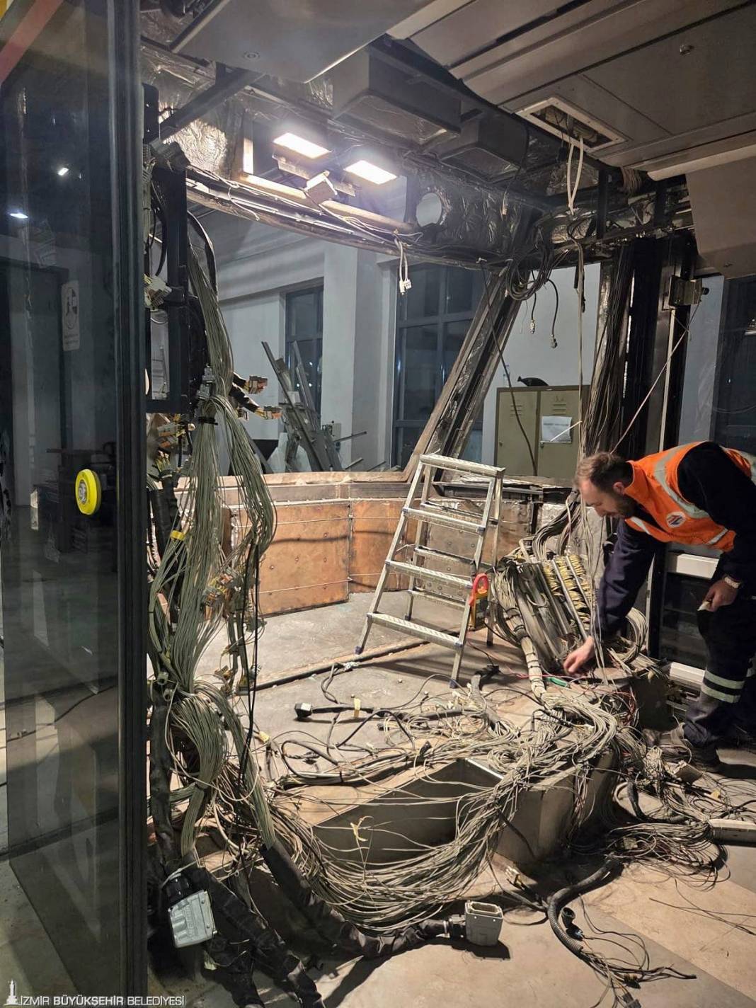 İzBB'den dev tasarruf: Metro ve tramvay araçları öz kaynaklarla onarılıyor 8